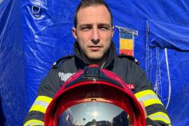 Povestea lui Bogdan Toma, "bărbatul cu cască roşie" devenit simbol al salvatorilor români din Turcia. Răsplată infinită pentru misiunea care a sfidat moartea