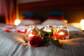 Oferte speciale pe litoral, de Ziua Îndrăgostiților. Cât costă o noapte la un hotel de 4 stele, cu aranjament romantic și spa