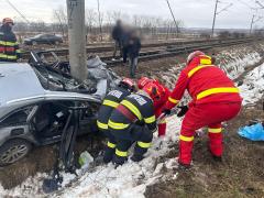 Audi spulberat de tren în Suceava, două femei au murit pe loc. Un băiețel de 2 ani și o fetiță de 4 au ajuns la spital