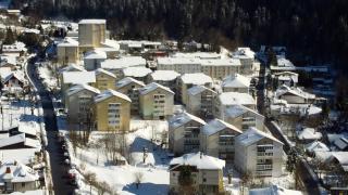 Stațiunea numită cândva "Liverpool de România" plătește din greu tributul moștenirii industriale. Fabricile altădată prospere umbresc peisajul pitoresc cu ruinele lor