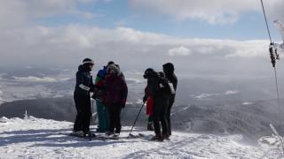 Distracţie la înălţime, pe Vârful Ciceu. Turiştii pot ajunge aici cu un utilaj special, iar călătoria costă 100 de lei