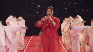 Rihanna, show spectaculos la Super Bowl. A urcat din nou pe scenă după 7 ani. Artista şi-a anunţat fanii că este însărcinată din nou