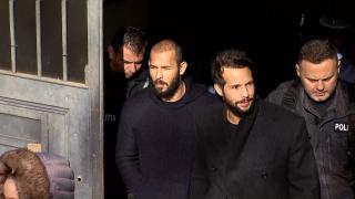 Fraţii Tate îşi schimbă radical comportamentul. Procurorii analizează toate mesajele şi filmarile găsite în laptopurile lor