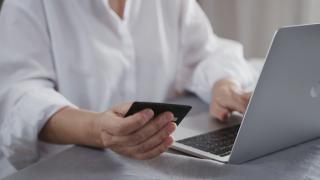 Un român şi-a luat o jumătate de porc în rate în decembrie. Oamenii au ajuns să cumpere în tranșe și produse de 200 de lei