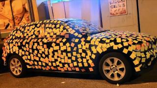 Surpriză inedită de Valentine's Day: Un tânăr din Târgu Jiu i-a acoperit maşina iubitei cu stickere. Ce i-a scris pe ele 