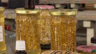 Miere adusă din China, ambalată sub numele unor branduri româneşti. Cum ajung să fie păcăliţi cumpărătorii