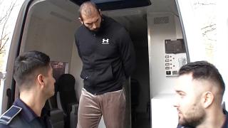 "Ziua 43 şi încă număr. Aproape am plâns astăzi". Andrew Tate, adus la DIICOT în pantaloni de trening roz, de catifea