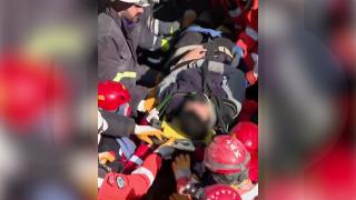 Durerea s-a încheiat pentru 2 frați de nedespărțit, prinși de 8 zile sub ruine. Salvatorii au săpat un tunel de 5 metri pentru a ajunge la ei