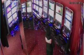 A pierdut la păcănele, dar şi-a recuperat banii "înarmată" cu un spray de gândaci. Tânăra, prinsă după ce a furat 7.000 de lei în Capitală