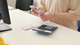 Vești pentru românii cu credite. Băncile comerciale au început să majoreze dobânzile fixe