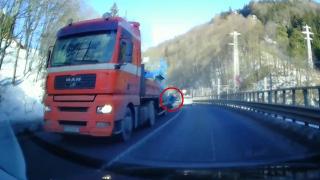 Aproape de o tragedie pe Valea Prahovei. O bucată de tablă s-a desprins dintr-un camion şi a lovit o maşină ce venea din sens opus