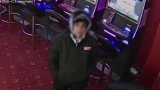 Explicația uluitoare a tinerei care a jefuit o sală de jocuri "înarmată" cu un spray de gândaci. Riscă ani grei de închisoare