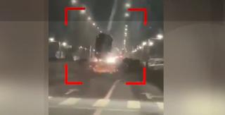 Un bătrân de 73 de ani din Brăila a plonjat cu maşina peste un sens giratoriu. Echipele de descarcerare l-au scos din vehicul