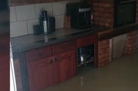 Vremea rea a pus stăpânire pe nordul României: copaci rupţi de vânt, trenuri blocate şi inundaţii