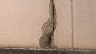 Slujbe ținute în aer liber, ca în pandemie. Accesul în două biserici din Gorj a fost interzis din cauza cutremurelor care au zguduit Oltenia