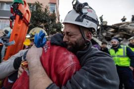 Aya, fetiţa născută sub ruinele cutremurului, a fost adoptată. Un cuplu şi fiul lor, scoşi vii de sub dărâmături după 296 de ore. Ultimul bilanţ din Turcia şi Siria