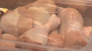 Specialiştii explică diferenţa dintre puiul crescut la curte şi cel din supermarket