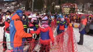 Pârtiile, pline de copii în weekend. Nu la fel de bucuroşi au fost părinţii: "Aşa ceva n-am mai păţit, în 20 de minute să merg 500 de metri"
