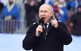 Putin a dispărut de pe stadionul Lujniki după câteva minute. Ieşirile arenei, blocate pentru ca lumea să nu plece înainte de discursul lui