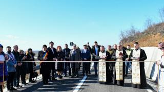 Drumul care nu duce nicăieri, inaugurat cu mare fast în Satu Mare. Sobor de preoţi, adus să sfinţească o şosea închisă complet