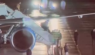 Momentul în care o femeie de la Casa Albă cade pe scările avionului Air Force One în Polonia