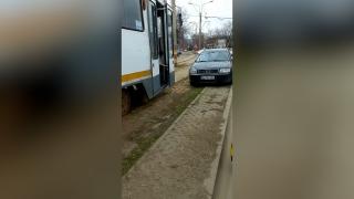 Tramvai blocat în Capitală, după ce o maşină a parcat prea aproape de şine
