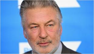 Alec Baldwin a pledat nevinovat, după ce a fost acuzat de omor prin imprudenţă. Actorul riscă până la 5 ani de închisoare