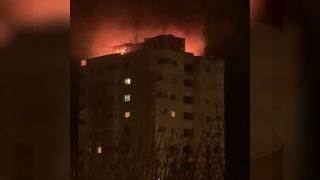 Acoperișul unui bloc din Constanța, mistuit de flăcări. Pompierii au reușit să stingă focul după o oră: "M-a sunat o prietenă să-mi spună că arde blocul"