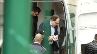 În timp ce pacienţii operaţi de Tesloianu se întreabă cât mai au de trăit, medicul cere să fie eliberat din închisoare