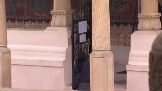 Enoriaşa care a şantajat un preot din Argeş, după ce l-a văzut cu amanta la mare, a fost reţinută pentru 24 de ore 