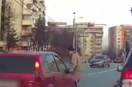 Bătrân lovit în plin de un șofer grăbit, pe o trecere de pietoni din Cluj-Napoca. Momentul, filmat de o cameră de bord