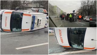 Accident grav în Capitală: O ambulanţă cu pacient s-a răsturnat, după ce a fost izbită puternic de un şofer care nu ar fi auzit sirena