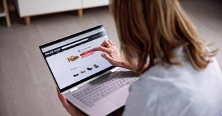 ANAF a pus ochii pe românii care vând produse pe internet. Consultant: "Statul are nevoie de bani ca de aer"