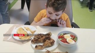 Vis împlinit pentru David: după 10 ani de luptă cu boala, a gustat pentru prima oară pui la rotisor. Mama i-a donat din ficatul ei, pentru o nouă şansă la viaţă