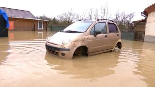 "Maşina e în apă. Dumnezeu cu mila! Ne-au anunţat că încă n-a trecut viitura mare". Cod roşu de inundaţii în Timiş, şuvoaiele au făcut prăpăd