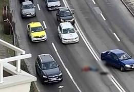 Bărbat căzut în plină zi, lăsat să zacă pe o stradă din Alba Iulia. Mașinile îl ocolesc fără să oprească