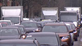 Bucureştiul, sub asediul zgomotului. Nivelul de decibeli de pe marile bulevarde din Capitală sare de 100, dublu faţă de nivelul normal