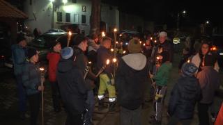 Poluarea schimbă tradițiile de Lăsata Secului.Tinerii au renunţat la anvelope şi au dat foc la textile şi vegetaţie uscată