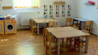 Copilă opărită pe față la o grădiniță din Deva, după ce țeava unui calorifer s-a spart şi a ţâşnit apă clocotită