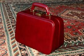 Un bărbat din Satu Mare a dat foc la o valiză plină cu bani din greșeală, după ce s-a certat cu iubita