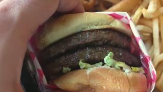 Reclamele la fast food, ce sunt accesibile copiilor, ar putea fi interzise în Germania. Ce părere au oamenii