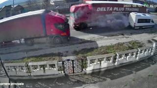 Accident grav cu două TIR-uri şi un microbuz plin cu călători, în Iaşi. Momentul în care camioanele se ciocnesc brutal şi ies în afara carosabilului