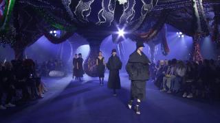 Săptămâna Modei de la Paris. Cea mai nouă colecție Dior, într-un decor spectaculos. O caracatiță gigant din material textil și pietre a atras toate privirile