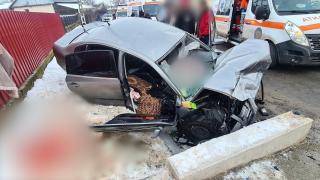 Passat-ul făcut praf în Suceava era plin cu elevi de liceu. S-au înfipt cu mașina într-un cap de pod înaintea orelor de curs