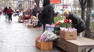 Poliţia Locală din Bucureşti ar putea avea puteri sporite în lupta cu vânzătorii ambulanţi. Oamenii spun că e un abuz: "Te amendează, mai fugi, mai te aleargă"