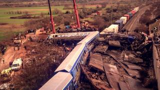 Filmul catastrofei din Grecia. 46 de morți după ce două trenuri au gonit 25 de kilometri pe aceeaşi linie, unul spre celălalt. Proteste violente după dezastru