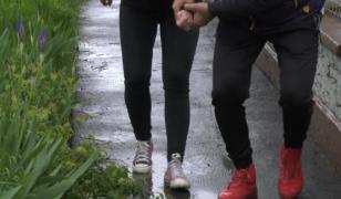 Caz cutremurător în Buzău: Un bărbat de 51 de ani ar fi violat o copilă și ar fi agresat sexual alte 5 fete. Mama unei victime l-a dat pe mâna Poliției