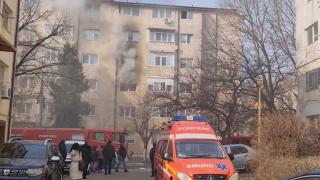 Panică într-un bloc din Constanța, după izbucnirea unui incendiu. 12 adulți, 4 copii și 3 câini au fost evacuați de pompieri din imobil