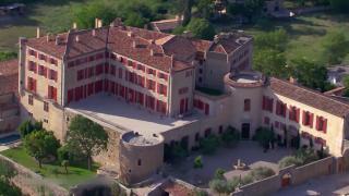 Cel mai mare castel din regiunea franceză Provence, scos la vânzare. Cât costă proprietatea care datează din secolul al X-lea, cu peste 120 de camere