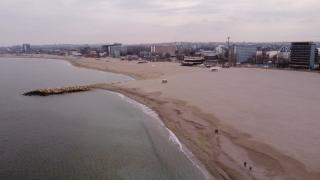 O celebră staţiune de pe litoral ar putea avea la vară condiţii de lumea a treia: fără şezlonguri, umbrele sau toalete